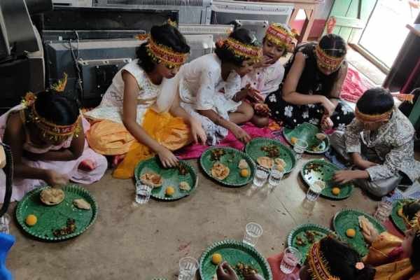 Kiriburu : मां दुर्गा वनदेवी मंदिर में कुंवारी पूजा कर कन्याओं को कराया भोजन