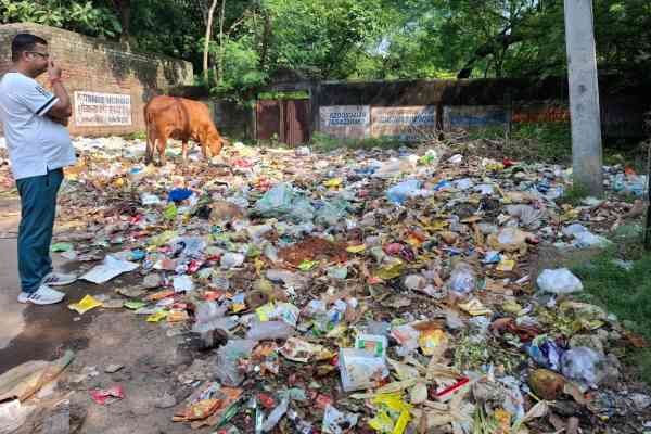 Jamshedpur : स्वच्छता पखवाड़ा को मुंह चिढ़ाता मानगो में जगह-जगह जमा कचरे का अंबार