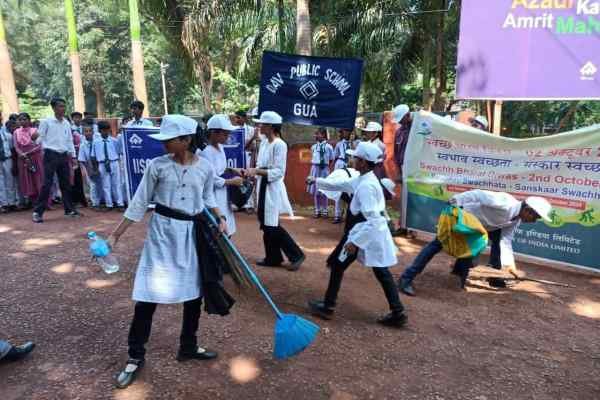 स्वच्छता अभियान व प्रभात फेरी में शामिल बच्चे व अधिकारी.