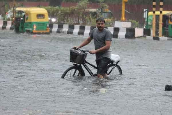 बेंगलुरु में भारी बारिश के बाद जनजीवन प्रभावित, स्कूल बंद