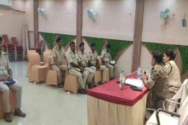 बैठक में उपस्थित गोड्डा जिला व सीमावर्ती बिहार के पुलिस पदाधिकारी