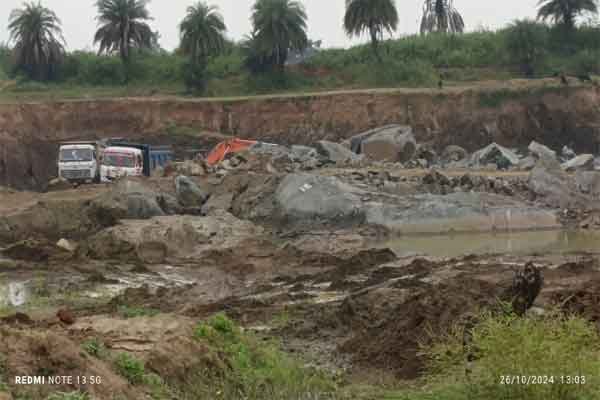 पलामू : पत्थर माफिया घनी बस्ती के बीच धड़ल्ले से कर रहे हैं पत्थरों का उत्खनन