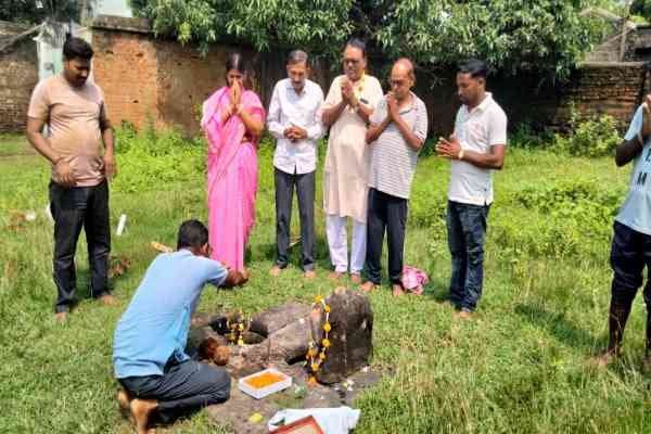 चहारदीवी का शिलान्यास करते जिप सदस्य व अन्य