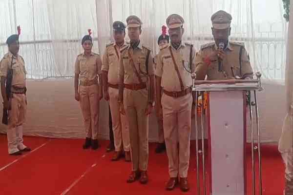 समारोह में उपस्थित एसएसपी व अन्य पुलिस पदाधिकारी