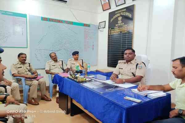 पुलिस अधिकारियों के साथ बैठक करते एसडीपीओ रजत माणिक बाखला