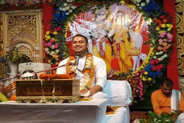 श्रीमद्भागवत कथा सुनाते उत्तम कृष्ण शास्त्री