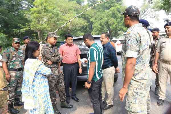 चेकपोस्ट का निरीक्षण करते डीसी, एसपी व अन्य पदाधिकारी