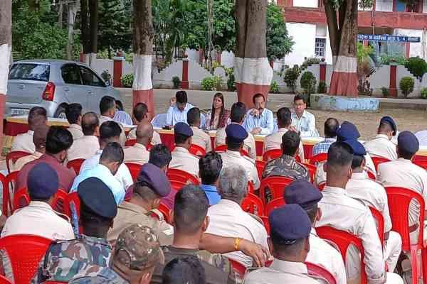 अधिकारियों के साथ बैठक करते एसी व डीडीसी