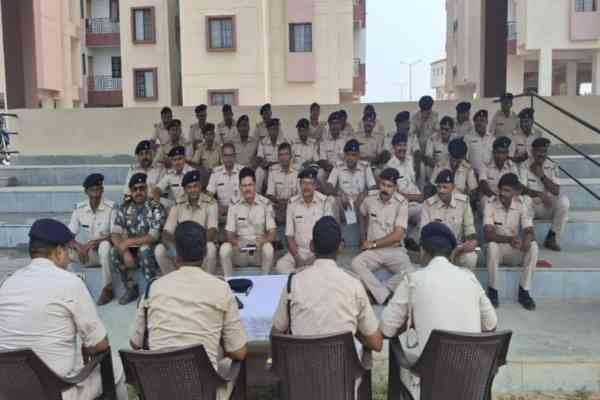 बैठक में शामिल पुलिस अधिकारी व जवान  