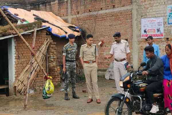 कसमार में निरीक्षण करते एसपी मनोज स्वर्गीयारी