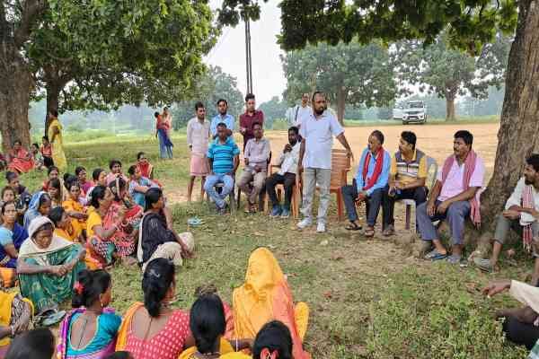 कार्यकर्ताओं के साथ बैठक करते पूर्व विधायक राजकुमार यादव   