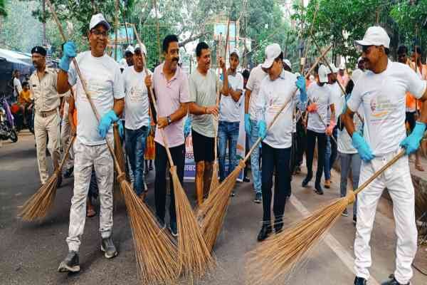 धनबाद : गांधी जयंती पर स्वच्छता के सिपाहियों को मिला प्रशस्ति पत्र