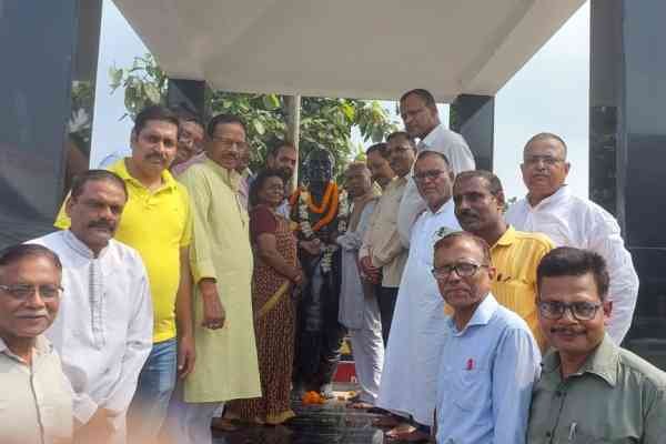 सरदार वल्‍लभ भाई पटेल की प्रतिमा के समक्ष सांसद बिद्युत बरण महतो व अन्‍य.