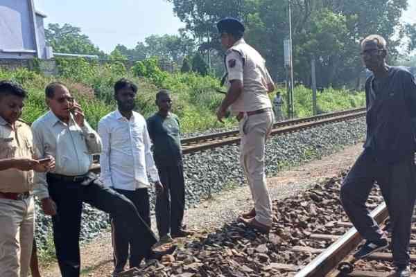 घटनास्‍थल का मुआयना करती पुलिस.  