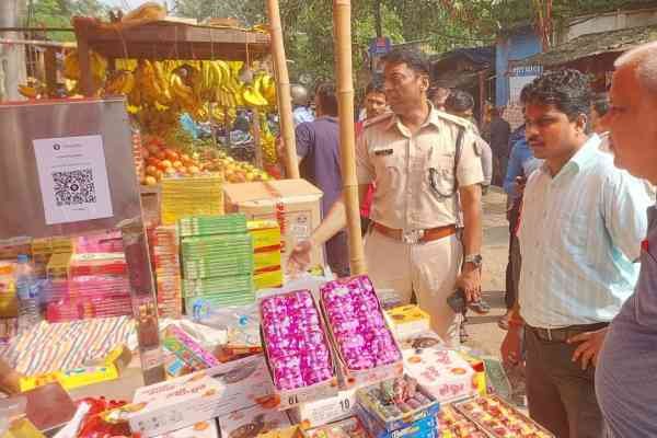 छापामारी करते सीओ और थाना प्रभारी. (फाइल फोटो)