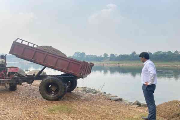 छठ घाट का समतलीकरण कराते समाजसेवी पारस.