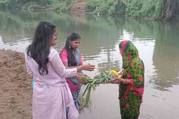 पुरानी बस्ती छठ नदी घाट में अर्घ्य देते श्रद्धालु.