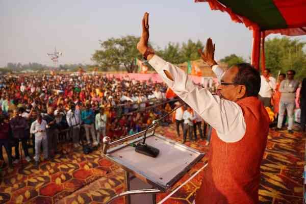 कांग्रेस-जेएमएम देश को बांटना चाहते हैं, एक रहेंगे तो सेफ रहेंगे, जुड़ोगे तो जीतोगेः शिवराज