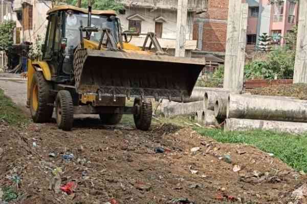 एलआईजी कॉलोनी में रास्ता बनाता जेसीबी.