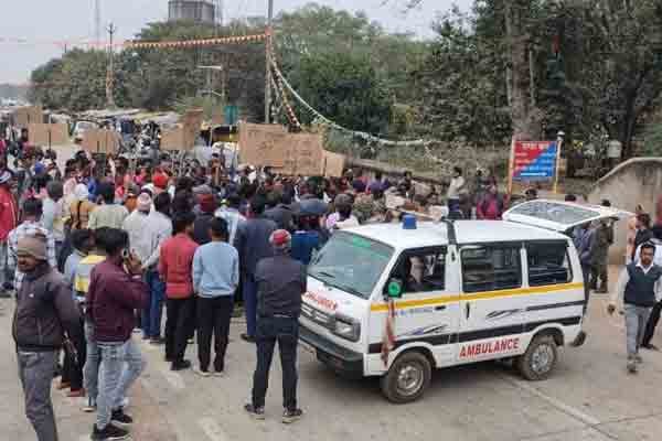 रांची के मांडर में हत्या के विरोध में आक्रोशितों ने सड़क जाम की