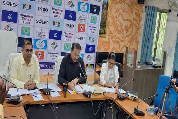 प्रेसवार्ता में जानकारी देते डीडीसी व अन्य अधिकारी