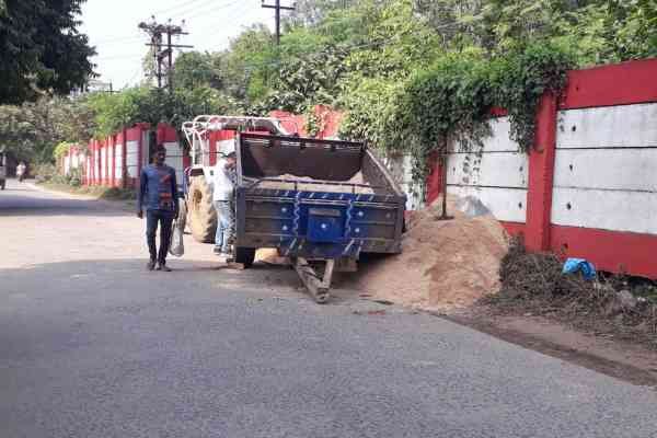 धनबाद : गोमो में अवैध बालू लदा ट्रैक्टर पलटा, बाल-बाल बचे ऑटो सवार