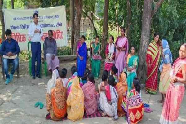 ग्रामीणों को कानून की जानकारी देती डालसा की टीम