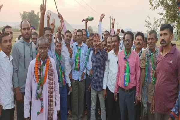 जनसंपर्क अभियान चलाते आजसू प्रत्याशी डॉ लंबोदर महतो व अन्य