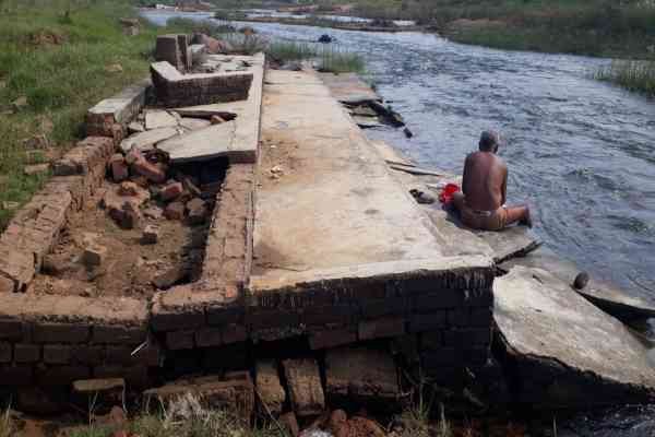 धनबाद : विधायक फंड से गोमो में जमुनिया नदी घाट पर बनी सीढ़ी ढही