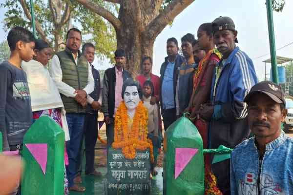 नकटी में शहीद  मछुआ  गागराई के शहादत दिवस पर मौजूद समाजसेवी डॉ. विजय सिंह गागराई व अन्य.