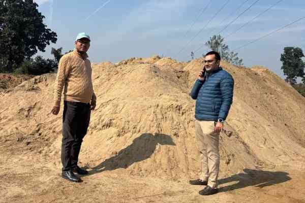 Chandil : चांडिल थाना क्षेत्र के शहरबेड़ा के दो स्थानों में अवैध बालू भंडारण जब्‍त