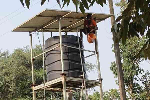 पानी टंकी की सफाई करते मंगल चंद्र महतो.