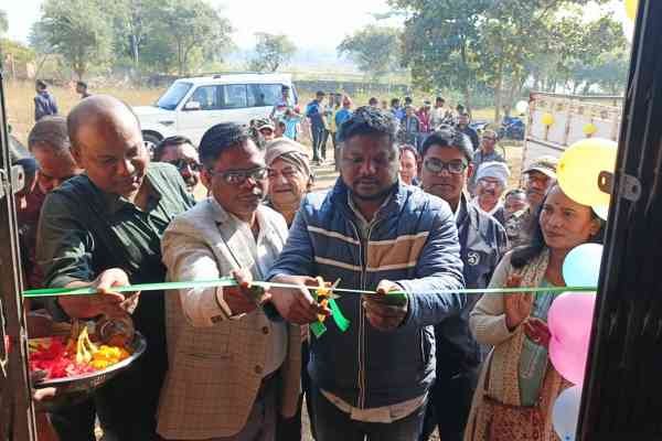 गोलमुंडा लैम्पस में धान क्रय का फीता काटकर उद्घाटन करते विधायक जगत माझी.