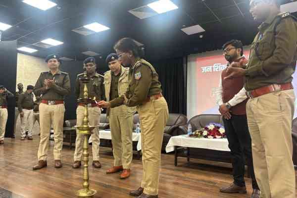 कार्यक्रम का शुभारंभ करती सीआईडी की डीआईजी संध्या रानी महतो.