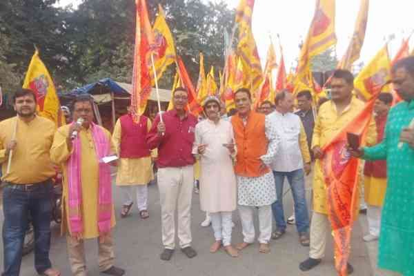 खाटू श्याम बाबा की निशान यात्रा में शामिल श्रद्धालु.