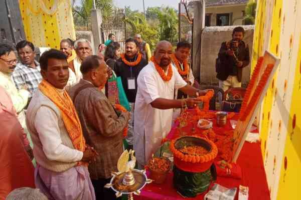 वैष्‍णव समाज के सम्‍मेलन की शुरुआत करते प्रतिनिधि.