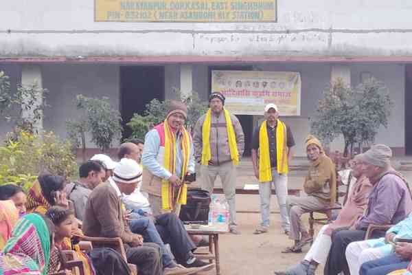 बैठक करते आदिवासी कुड़मी समाज के प्रतिनिधि.