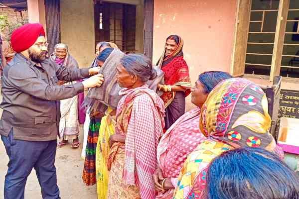 कंबल वितरित करते अमरप्रीत सिंह काले.