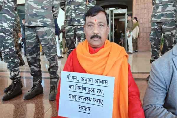 Opposition will raise sand issue in the House, MLA Shashi Bhushan Mehta sits on strike outside the House