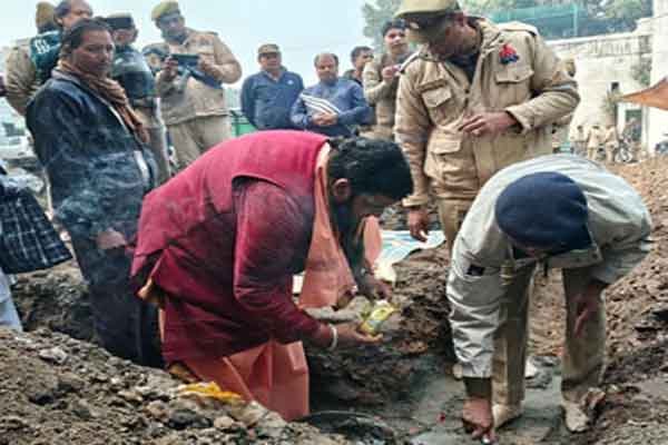 संभल शाही जामा मस्जिद के पास पुलिस चौकी के निर्माण के लिए हुआ भूमि पूजन,महिलाओं ने श्रमदान किया