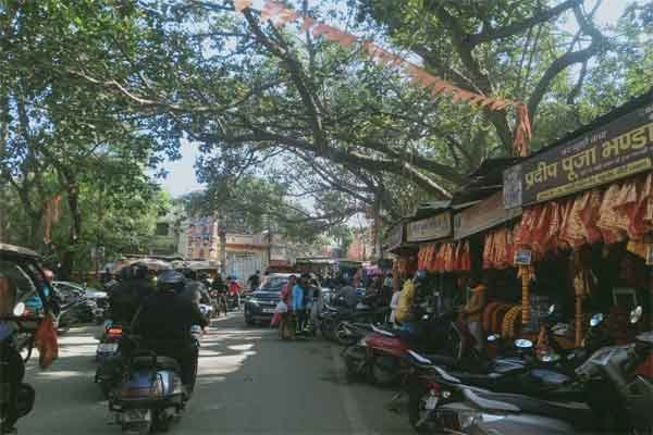 पहाड़ी मंदिर के बाहर पूजा दुकानों की वजह से रोज होता है सड़क जाम