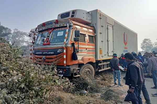 धनबाद : गोविंदपुर में ट्रक की चपेट में आकर बाइक सवार 3 युवक घायल