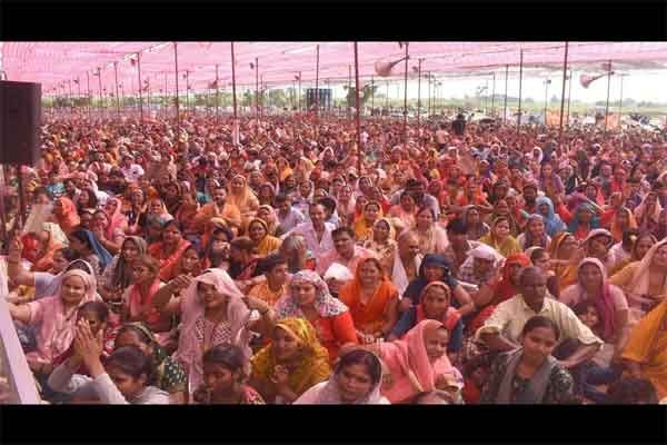 मेरठ : पंडित प्रदीप मिश्रा की शिव महापुराण  कथा में भगदड़, कई महिलाएं घायल