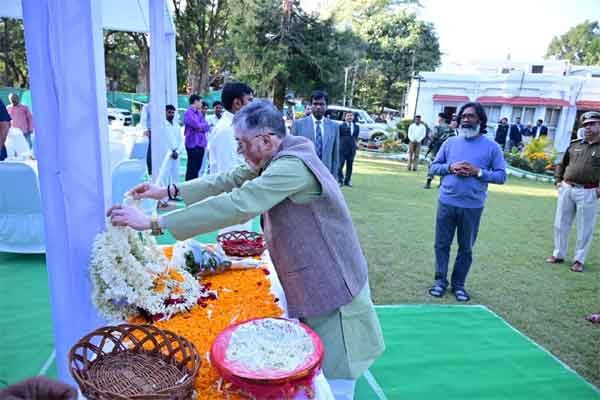 चीफ जस्टिस के पिता के श्राद्ध कर्म में शामिल हुए राज्यपाल