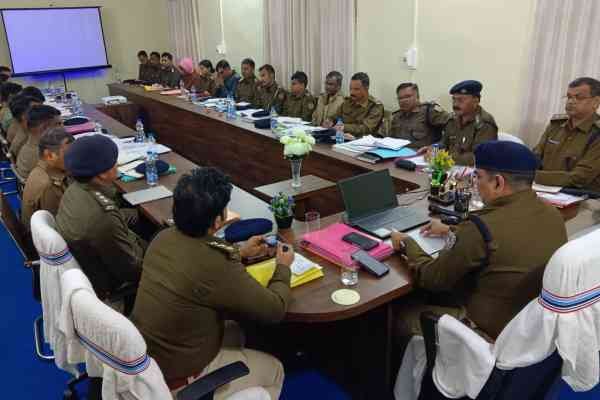 पुलिस अधिकारियों के साथ समीक्षा बैठक करते एसपी