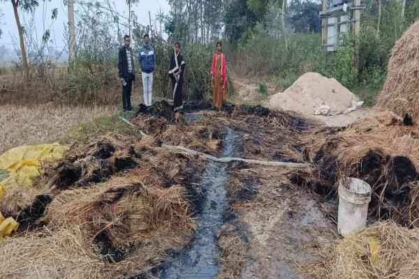 अगलगी की घटना का जायजा लेते पंचायत प्रतिनिधि  