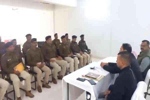 पुलिस अधिकारियों के साथ बैठक करते सिटी एसपी