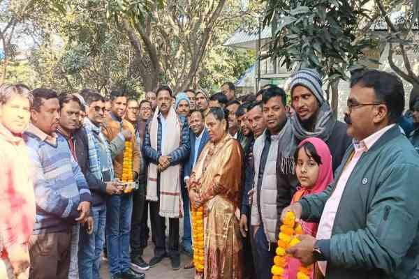 गिरिडीह : शिक्षक संघ के प्रतिनिधियों ने नगर विकास मंत्री सुदिव्य कुमार का किया स्वागत