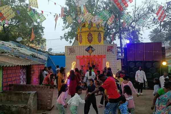 मकर संक्रांति के अवसर पर चक्रधरपुर की हरिजन बस्ती में पंडाल निर्माण कर स्थापित माता टुसू की प्रतिमा.