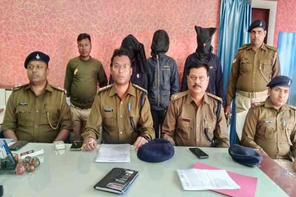 मीडिया को घटनाक्रम की जानकारी देते पुलिस अधिकारी.